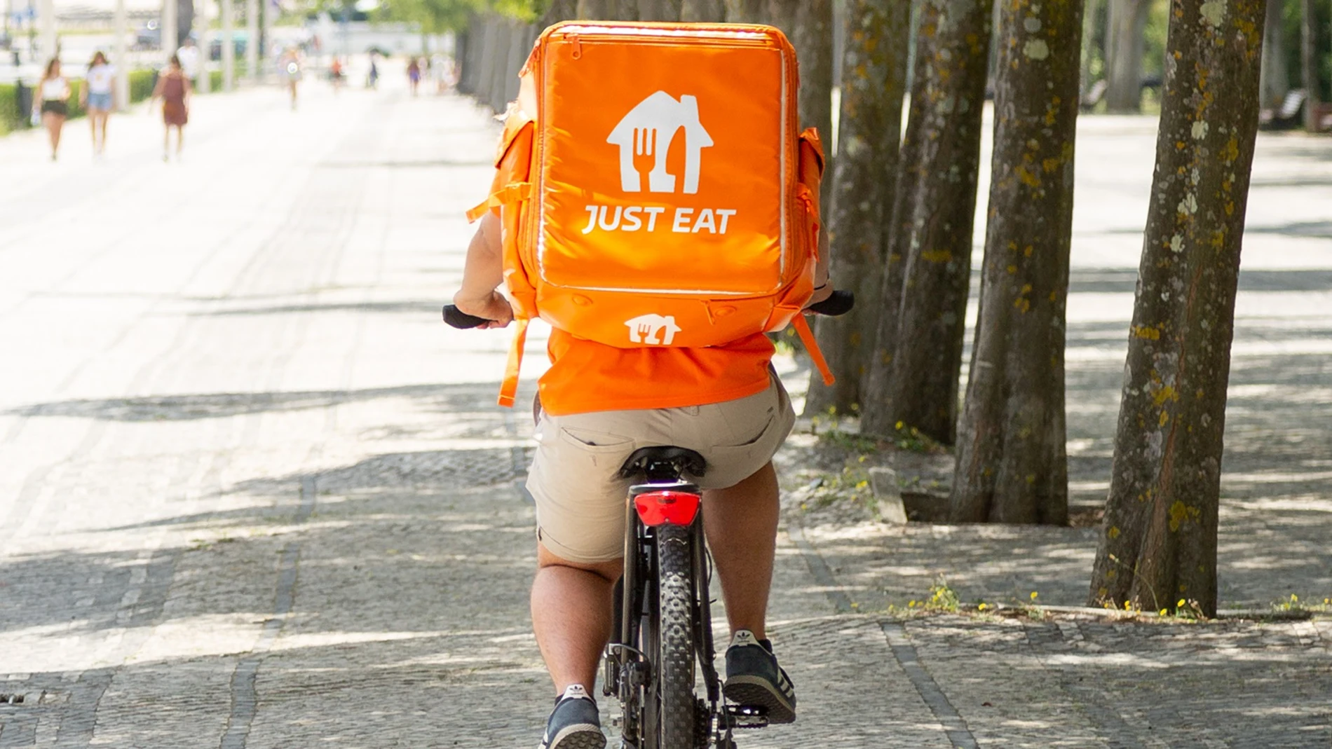 Rider de reparto con mochila térmica