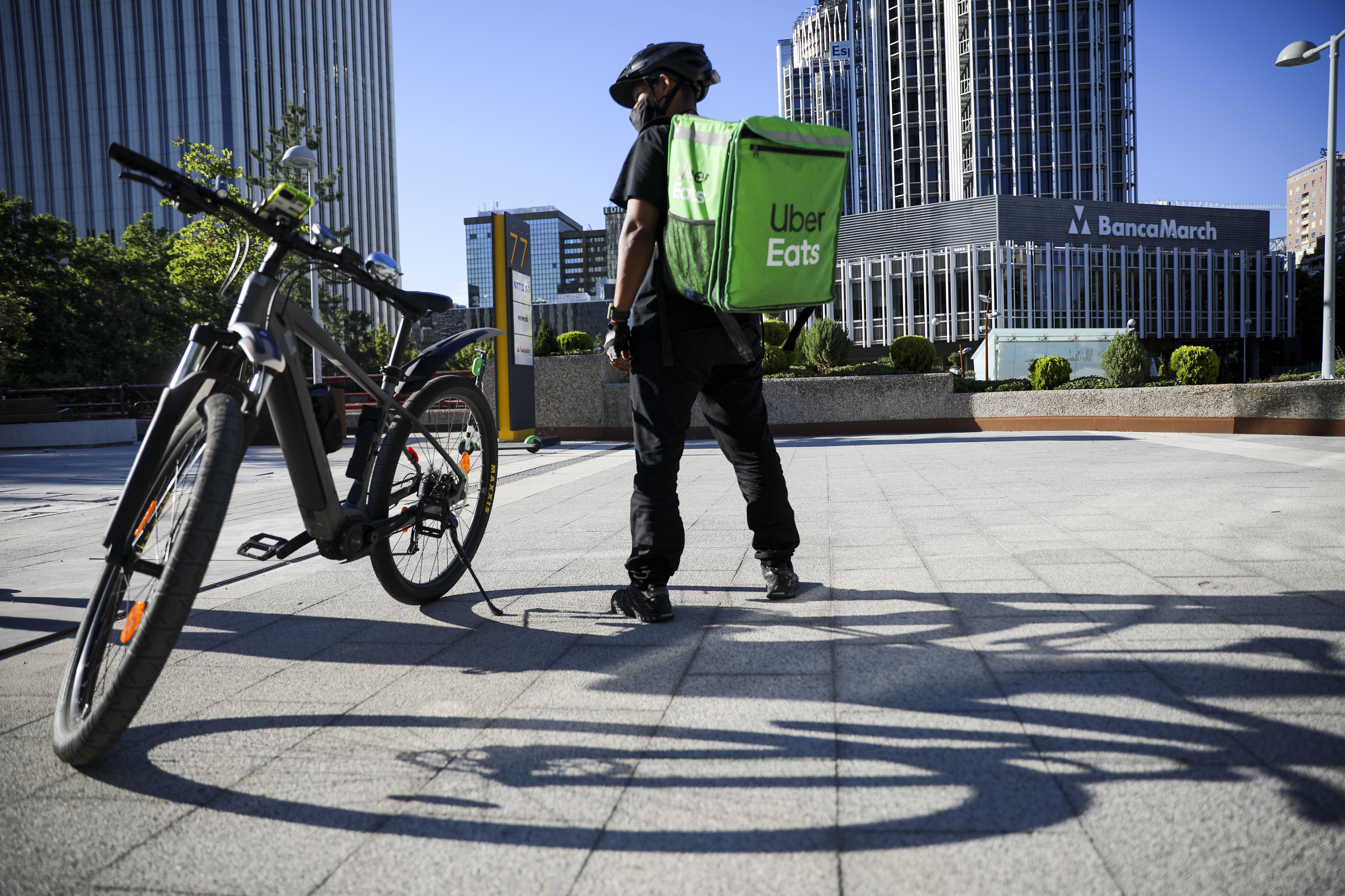 Repartidor de delivery entregando un pedido